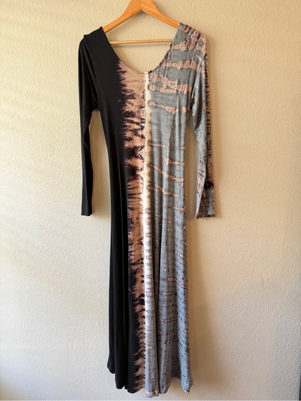 Pyramid Collection Long Sleeve Maxi Dress in Black and Taupe Tie-Dye Medium